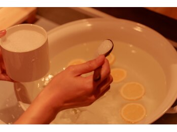 アカリ(燈 akari)/足湯にはアロマとエプソムソルト