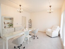 ネイルサロンアンドスクール クリシュナ(nail salon & school Krishna)の雰囲気（白を基調とした清潔感のある店内。フォトギャラリーもチェック！）