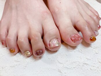 コーシェリ(koselig)/秋のフットネイル