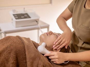 アコルデ 岡山本店(ACORDE)の写真/【岡山希少★】針を使わない！脂肪燃焼で究極の小顔へ♪笑った時の頬のボリュームや二重顎が気になる方に◎