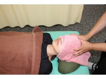 はまの整骨鍼灸院/ヘッドスパ施術風景