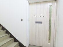 プティート(petite.)/階段からお越しの場合の入口です