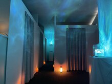 ヘッドミントVIP 京橋店の雰囲気（海のような青の光、落ち着くロウソクの光）