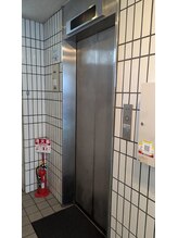 『本格整体・骨盤・姿勢矯正・肩コリ腰痛』J'Sメディカル整体院 西梅田院/［2］建物入り口｜整体／肩こり