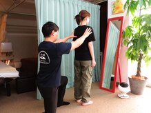 かろやかの雰囲気（体の歪みを検査し、それぞれの方に合った施術を行います。）