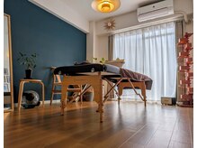 志木整体院の雰囲気（青を基調とした上質な空間であなただけの時間をお楽しみください）