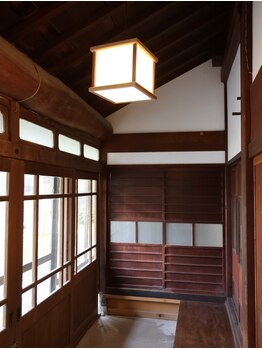 古民家リトリート 麻の葉/玄関先の暖かい灯りがお出迎え