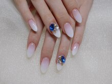 リム(Rym)/白グラデーションに盛りビジュー