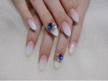 白グラデーションに盛りビジュー