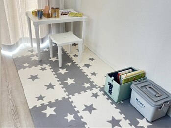 リリー ホリエネイル(LYLY HORIE nail)の写真/お子様のおられるママさんに♪完全個室で通常メニューよりゆとりのある時間設定＋15 分の追加メニュー有◎