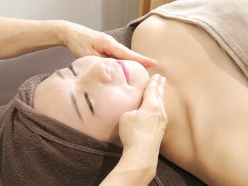 ヘアスタジオ カルージュの写真/イベント前や日常ケアにも◎毛穴ケアで陶器肌へ!若々しい印象に♪眉カット付きで垢抜けフェイスを実現!