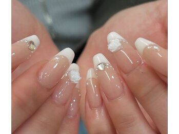 ネイルアンドアイラッシュスタジオ シュシュ(chouchou)/フレンチと人気パーツ春夏秋冬