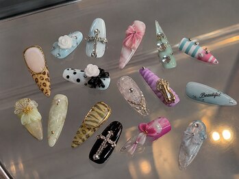 マハロ(mahalo.)の写真/淡いブルーやホワイトをベースに、立体フラワーやクロス、存在感のあるパーツを組み合わせた個性派ネイル