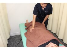 はまの整骨鍼灸院/産後骨盤矯正の施術風景