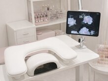 ネイルズユニ(nails uni.)の雰囲気(施術中はiPadで動画を見ながら過ごせます♪)
