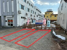 ヴィオーデ 弘前店/昼：駐車場/建物右。大通り沿い