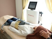 エスボックスプラス(S/BOX plus)の雰囲気（電磁パルスマシンお腹施術とヘッドリラックスの組み合わせ）