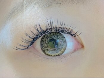 アリア(Aria)の写真/持続力に定評★【バインドロック¥6600~】少ない本数で濃密な束感が実現!アイライン効果で印象的な目元◇