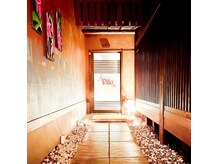 アジアンリラクゼーション ヴィラ 沼津店(asian relaxation villa)の雰囲気（入口から非日常のアジアンリゾート空間）