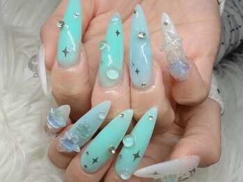 Lee Nails Salon 新宿【長さだし/持ち込み/つけ放題/マグネット/パラジェル】の写真/【持ち込み大歓迎◎】豊富なカラー・パーツとデザインも多数ご用意!長さ出しで華やかさUP、魅せる指先に♪