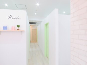 ベル(Belle)/白を基調とした明るい店内♪