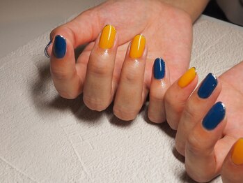 ビューティトリップ(Beauty TRIP)/鮮やかな青に可愛いイエロー