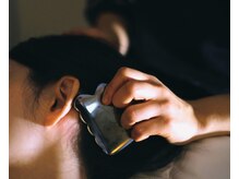 サードプレイスの雰囲気（チタン製のカッサで深いコリからほぐしていきます）