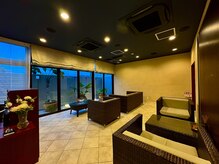 トリートメントの前後でくつろげる空間です。