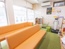 やまかわ整体院/広くて清潔な待合室。
