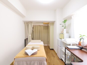 東洋整体センター 健康堂 自由が丘/奥に更衣室がございます。