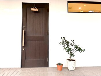 ハティア(hattia)/シックで温もりあるサロン入り口