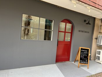 ウタタネ(utatane)/外観は赤い扉が目印