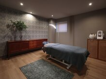 カズキハギワラ(Kazuki Hagiwara)の雰囲気（落ち着いた照明と広い個室で安心して受ける施術環境を整えた空間）