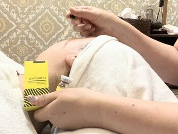 からだの恵みの写真/【話題の脂肪分解レモンボトル】かっさとのＷ効果で二重あご、たるみにアプローチ！憧れの小顔へ