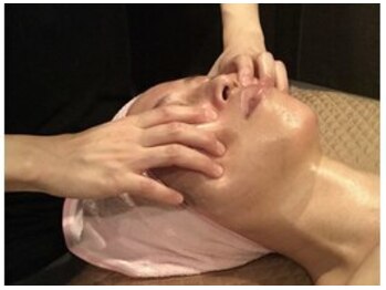 癒しサロン唯/本場韓国式　小顔骨気（コルギ）