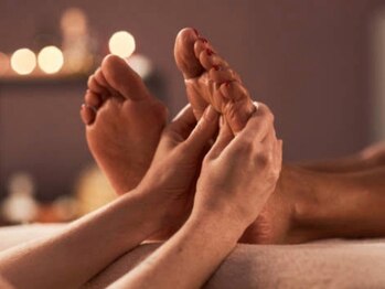 カガヤキリラクゼーション 平塚店(KAGAYAKI Relaxation)の写真/【平塚駅すぐ】パンパンな足もスッキリ軽快!本格足つぼ×オイルマッサージで、溜まったむくみを徹底ケア。