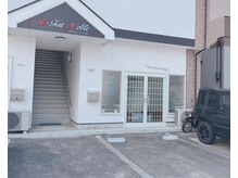 駐車場は入り口目の前の縁石のある所です。