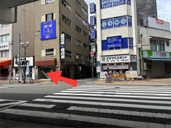 ビーキュート 神戸元町店(BE-CUTE)/【道案内】3.横断歩道を渡る