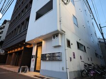 メンズラボ 京都駅前店の雰囲気（白い外観のビル「401」です♪）