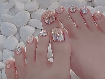 ロカネイル(ROKA NAIL)の写真/フットネイルで足元も可愛く☆カラー・デザイン豊富！ハンドと同時施術も可能◎[新大久保/東新宿]