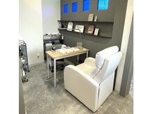 ジェム(jem.)の雰囲気（ネイル・マツエク共にふかふかの椅子で施術を受けられます）
