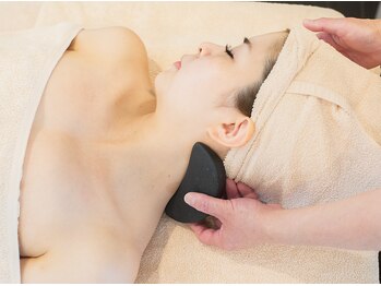 カホ(caho)の写真/首肩コリやガチガチな背中をバザルトストーンで温めじっくりほぐしリンパ&血行促進♪施術後の軽さに感動★