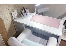 ビデオなどを観ながらやお話ししながら施術を受けられます。