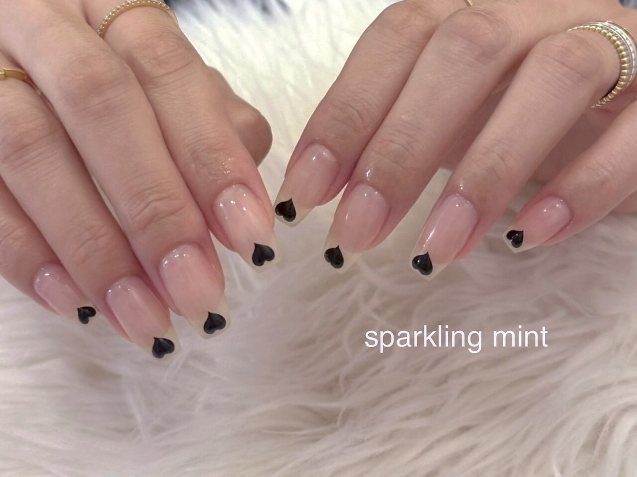 2025年-2026年冬トレンド】シンプル ハート ハンドのネイルデザイン集