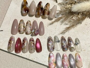 Nail Salon hinasora【ひなそら】の写真/まさに一点ものの芸術◇繊細な筆致で描くフラワーアートで、あなただけの唯一無二の特別感を演出します♪
