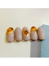 キュント(Qun’t)/べっこうとグレージュのネイル。