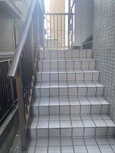 ソルルナ(Sol & Luna)/こちらの階段から2階へ！