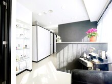 八王子ニキビ研究所/白を基調とした明るい店内