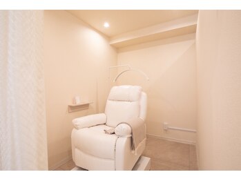 PinkLagoon横浜2号店/半個室で広々の施術室