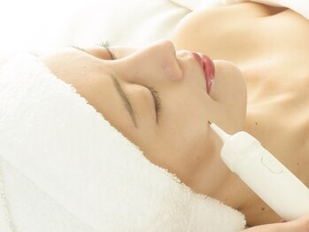 アイリープ(eyeleap)の写真/その【シミ】増える前に！本気【シミ】集中狙い撃ち☆隠れシミにも＋速攻小顔筋膜リフトで澄み渡る透明美肌